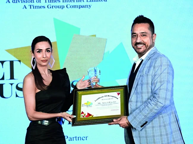 coach-ameet-parekh-being-felicitated-by-malaika-arora-as-pioneer-in-business-coaching-during-the-et-business-icon-awards-2020-