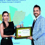 coach-ameet-parekh-being-felicitated-by-malaika-arora-as-pioneer-in-business-coaching-during-the-et-business-icon-awards-2020